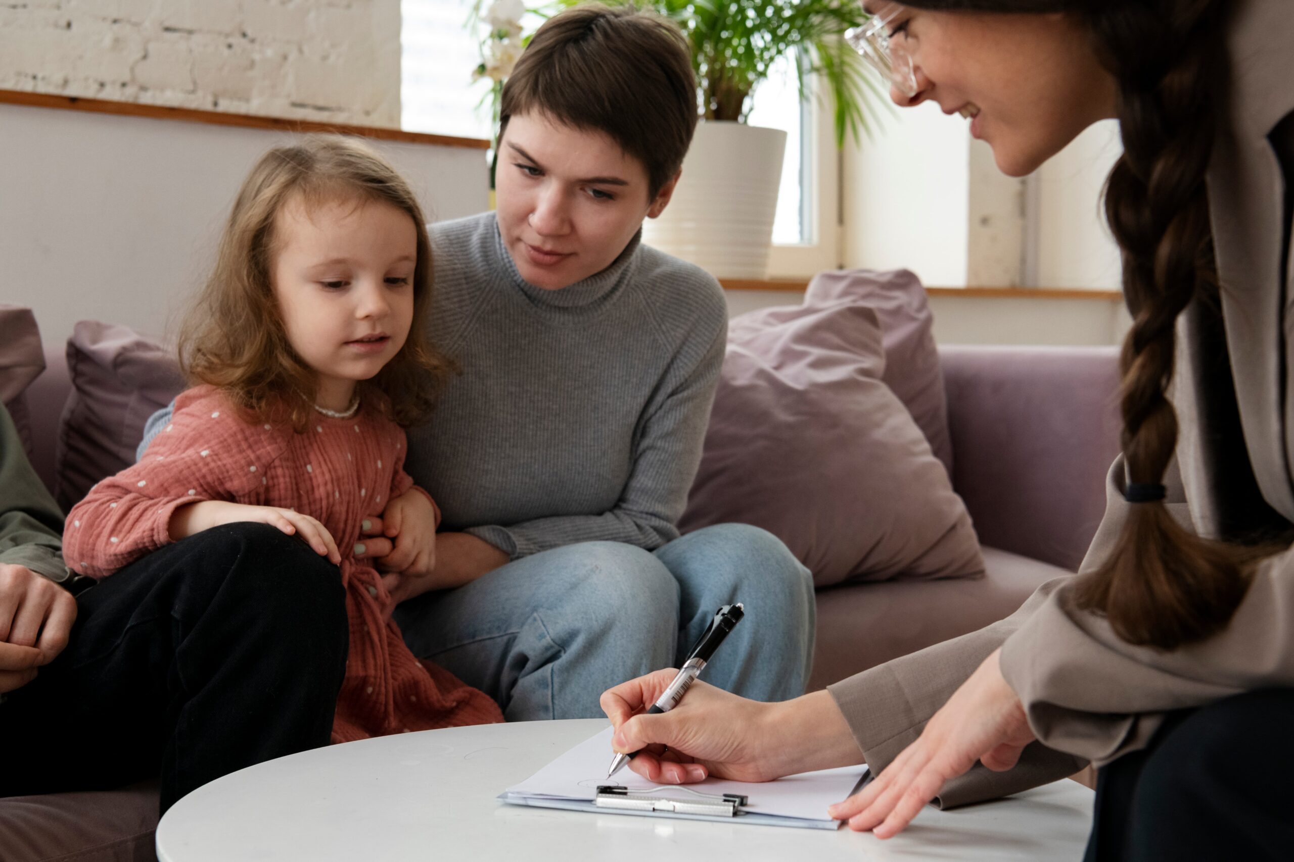 parent kid talking psychologist 1 scaled
